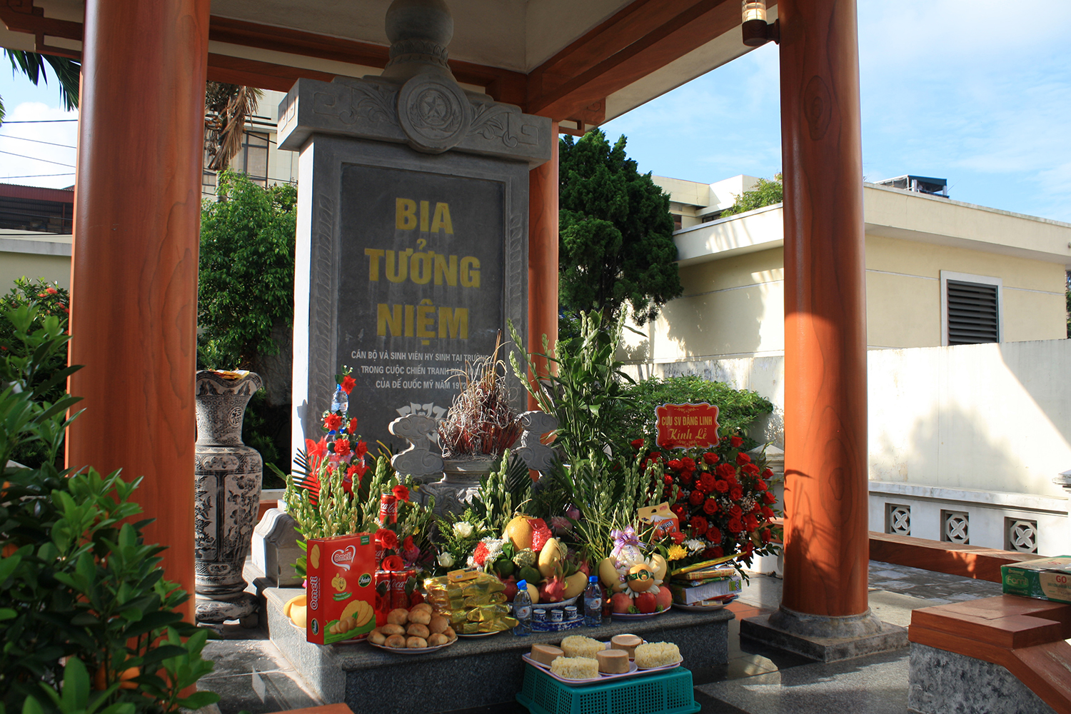 Tưởng nhớ, tri ân các cán bộ và sinh viên hy sinh tại Trường trong cuộc chiến tranh phá hoại của đế quốc Mỹ năm 1972