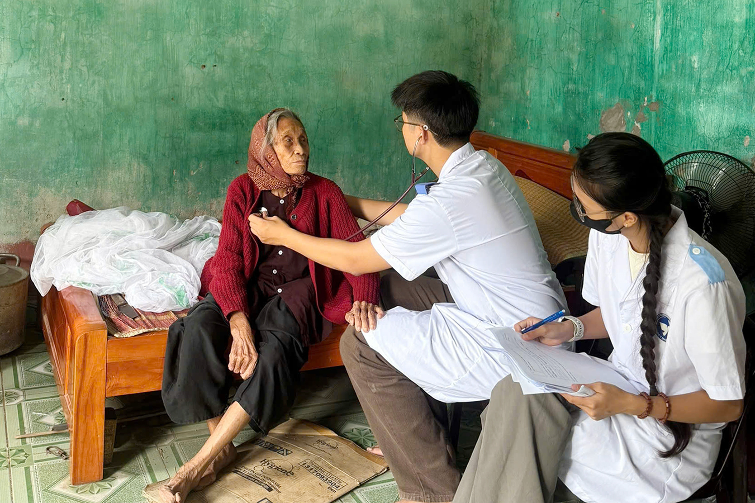 300 đoàn viên, sinh viên Trường Đại học Y Dược Thái Bình chung tay triển khai Chương trình khám sức khỏe toàn dân tại xã Thư Vũ