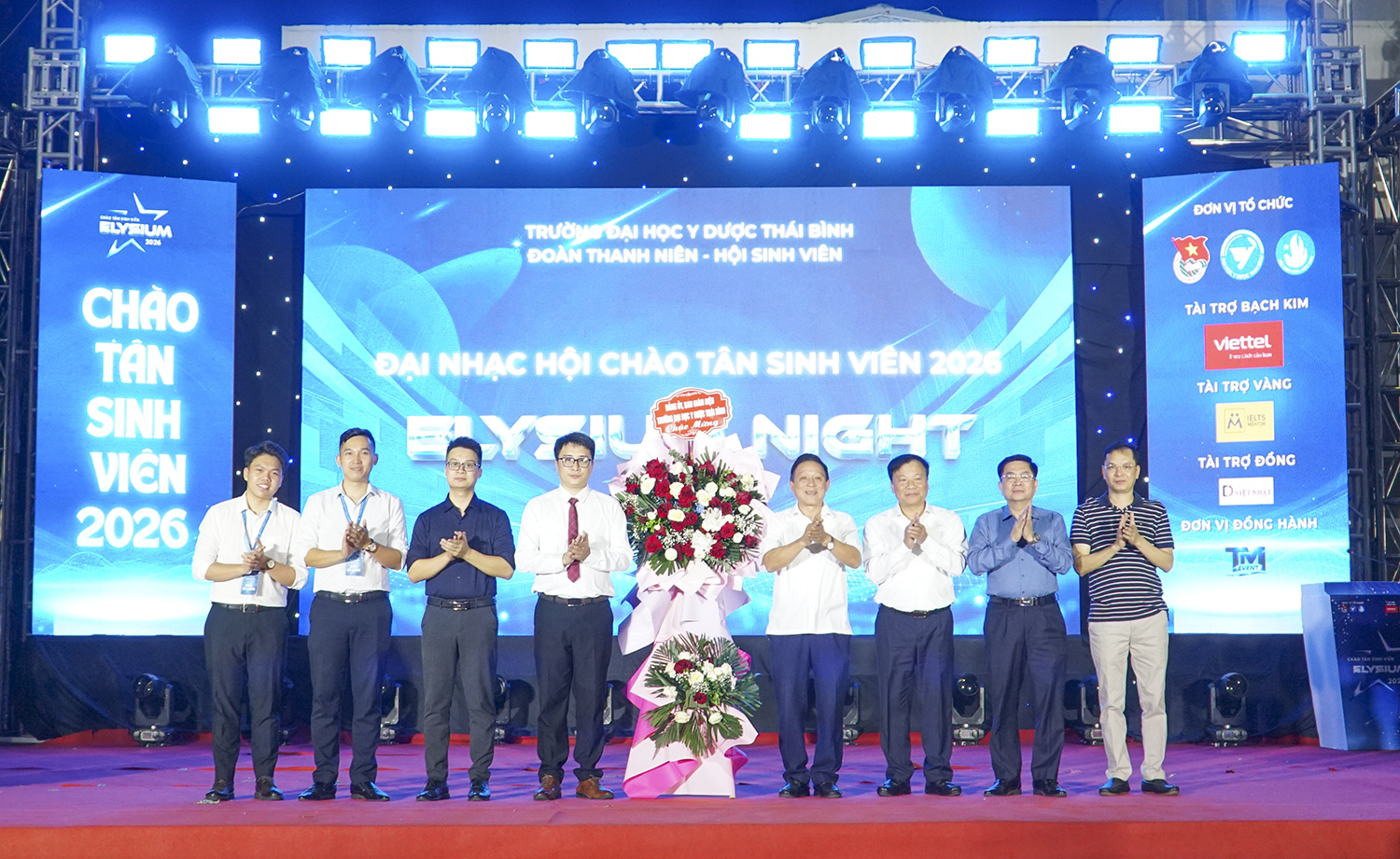 Lãnh đạo Nhà trường tặng hoa chúc mừng chương trình