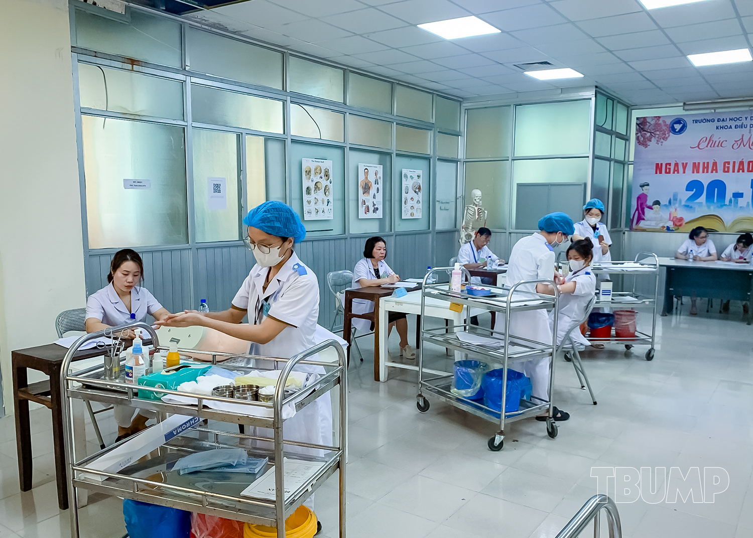 Sinh viên thi thực hành tại Khoa Điều dưỡng, Trường Đại học Y Dược Thái Bình