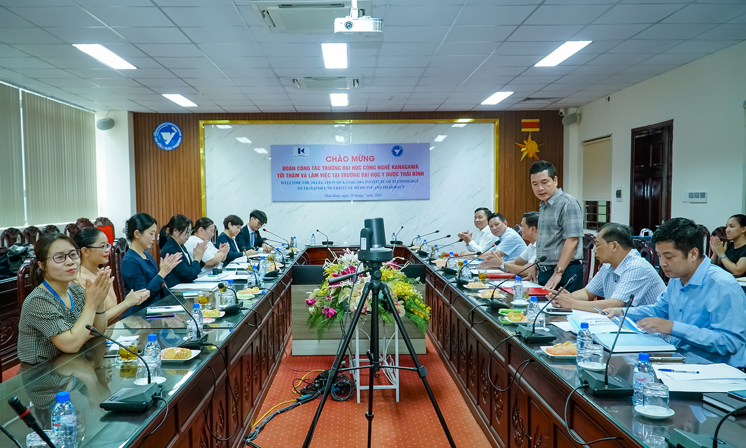 Lãnh đạo Nhà trường cùng cán bộ giảng viên Khoa Điều dưỡng tiếp và làm việc với đoàn chuyên gia Nhật Bản