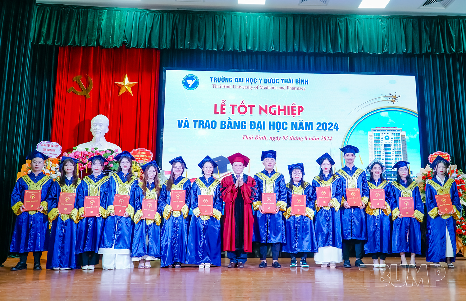 PGS.TS Nguyễn Quốc Tiến - Bí thư Đảng ủy, Chủ tịch Hội đồng trường trao bằng tốt nghiệp cho các tân bác sĩ, dược sĩ, cử nhân 