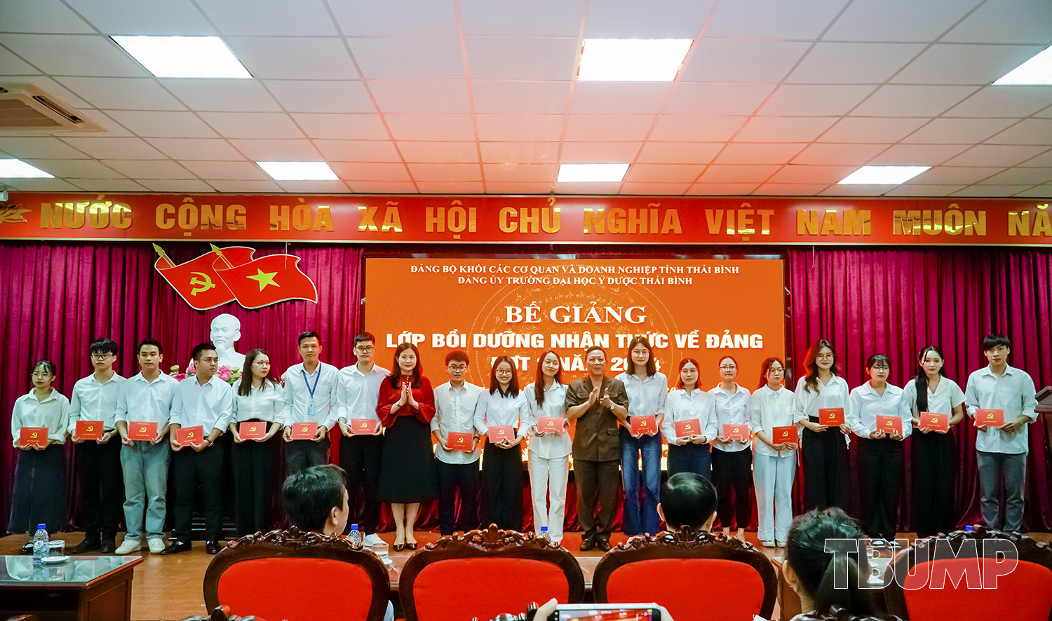 Đ/c Trần Thị Nụ - Phó Bí thư Đảng bộ Khối Các cơ quan và Doanh nghiệp tỉnh; Đ/c Nguyễn Quốc Tiến - Bí thư Đảng ủy Nhà trường trao giấy chứng nhận cho các học viên