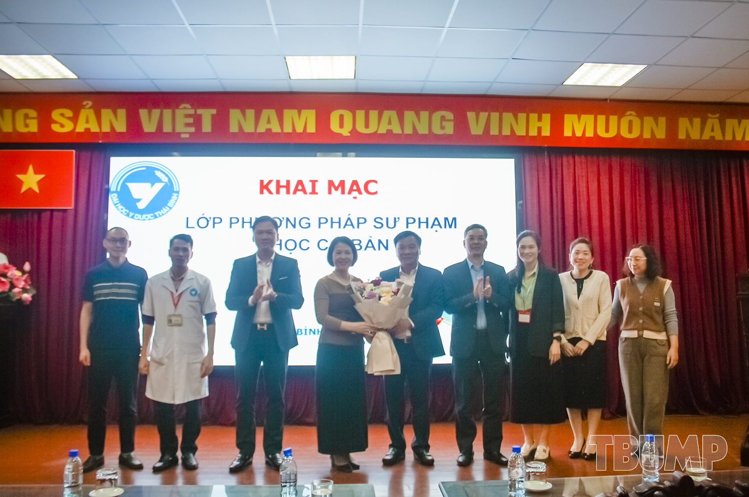 Lãnh đạo Nhà trường tặng hoa chúc mừng