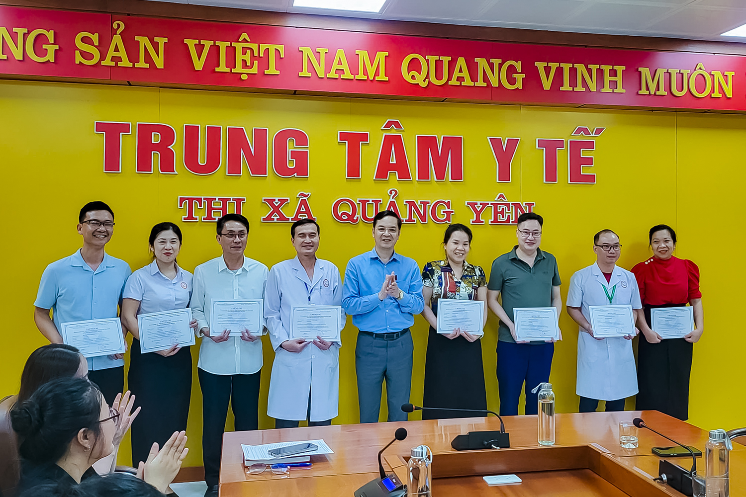 PGS.TS Nguyễn Xuân Bái - Phó Hiệu trưởng Trường Đại học Y Dược Thái Bình trao chứng chỉ cho các học viên