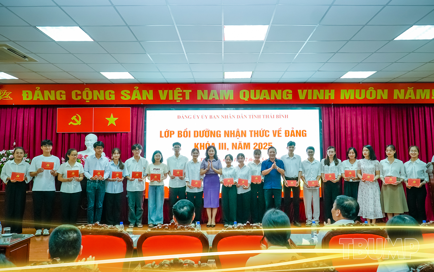 Đồng chí Trần Thị Nụ - Phó Bí thư chuyên trách Đảng bộ UBND tỉnh Thái Bình, đồng chí Nguyễn Quốc Tiến - UVBCH Đảng bộ UBND tỉnh, Bí thư Đảng uỷ Nhà trường trao giấy chứng nhận cho các học viên