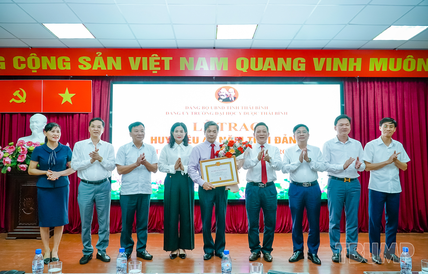 Đại diện lãnh đạo Đảng bộ UBND tỉnh Thái Bình và Đảng ủy Nhà trường chúc mừng đồng chí Hoàng Năng Trọng