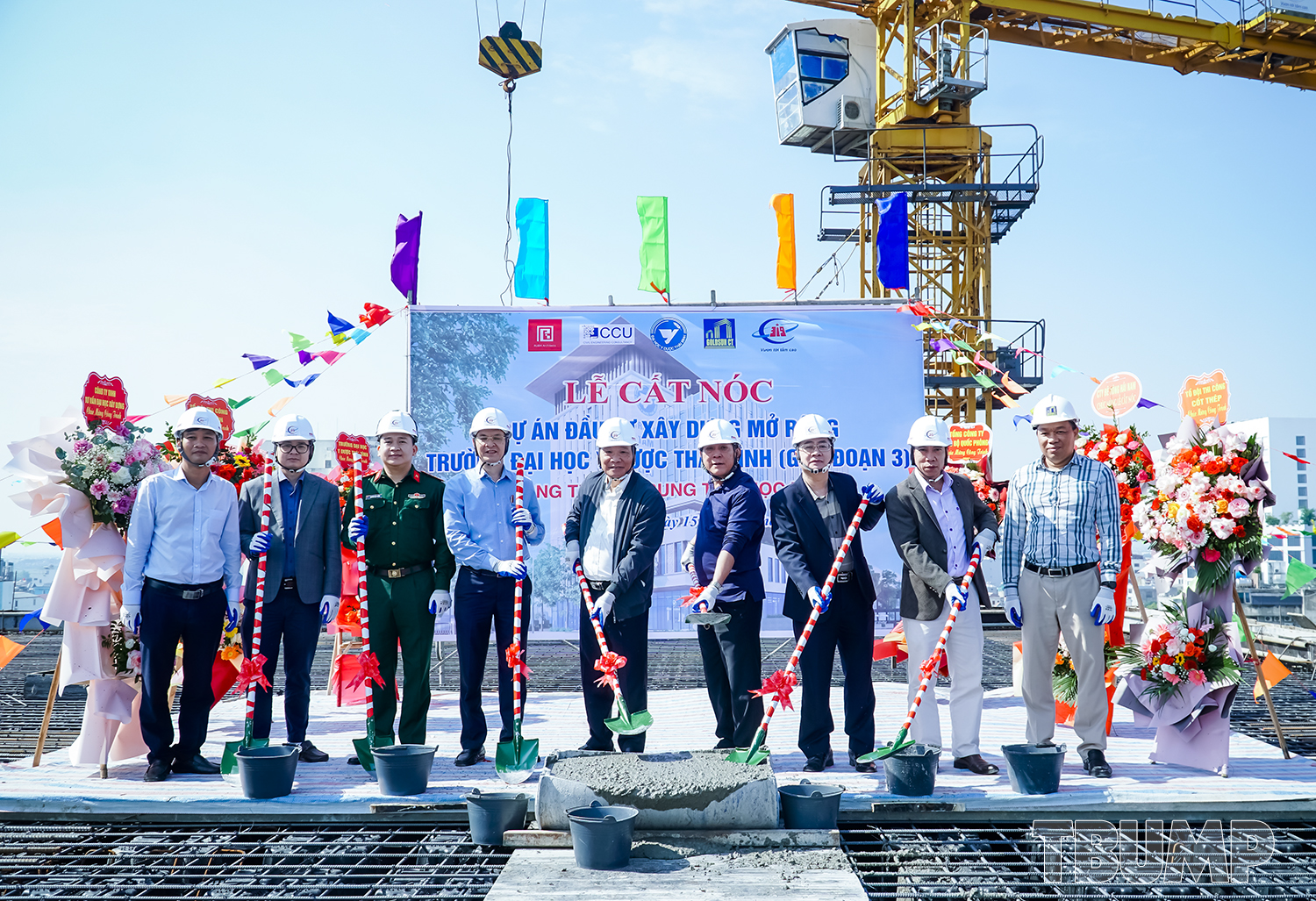 Lãnh đạo Hội đồng trường và Ban Giám hiệu Trường Đại học Y Dược Thái Bình thực hiện lễ cất nóc Dự án Trung tâm Học liệu (Khu A)