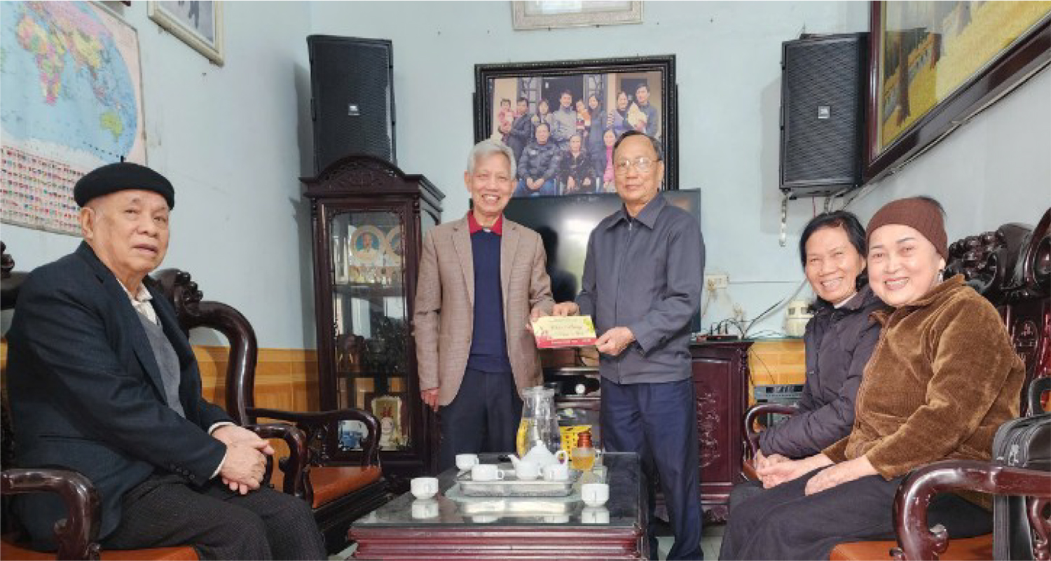 Ban Chấp hành Hội Cựu giáo chức thăm, chúc tết gia đình CN Đặng Tất Khương - nguyên Trưởng Bộ môn Mác - Lênin