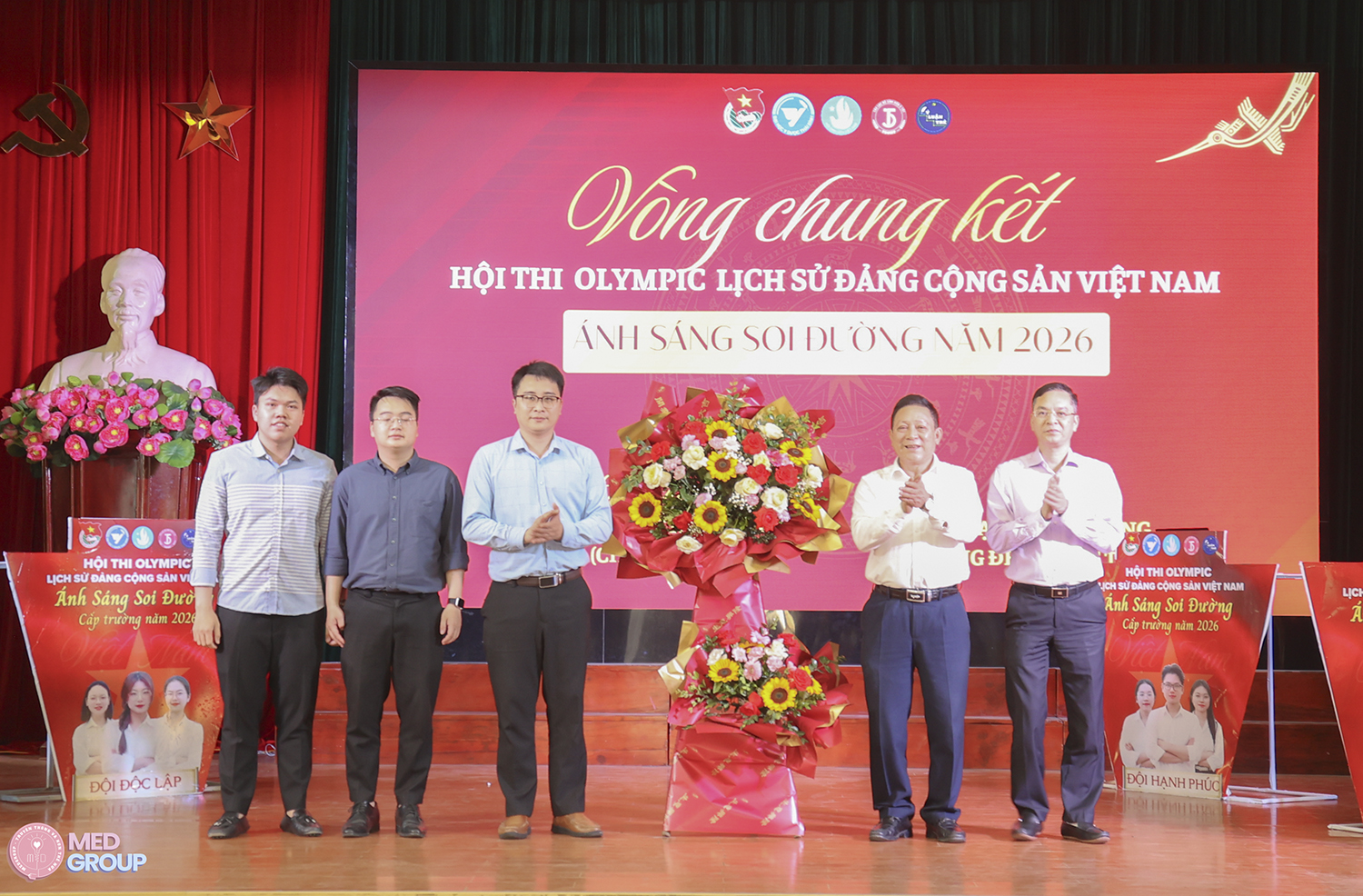 Lãnh đạo Nhà trường tặng hoa chúc mừng hội thi