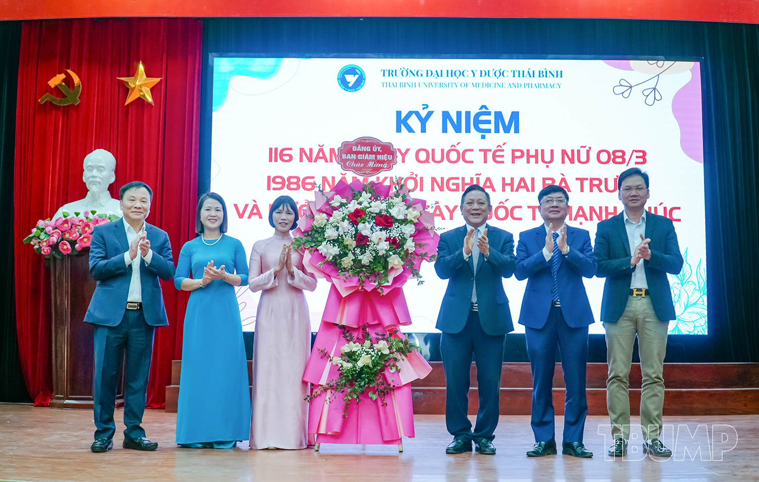 Đảng ủy, Ban Giám hiệu Nhà trường tặng hoa chúc mừng