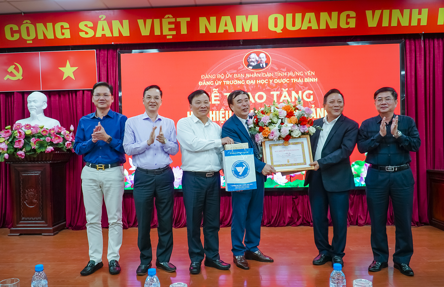 Đảng ủy Nhà trường chúc mừng đồng chí Vũ Trung Kiên