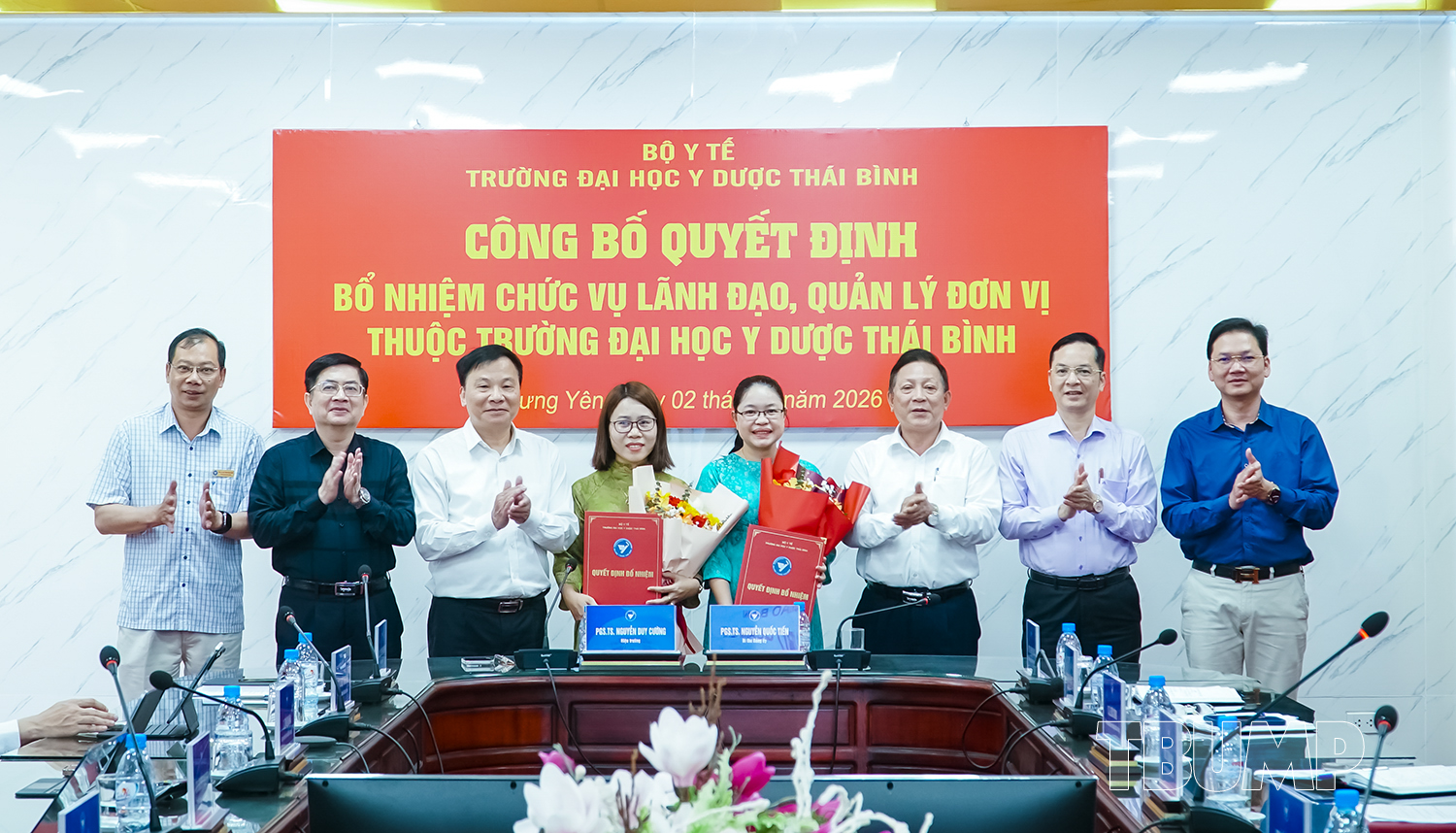 Lãnh đạo Nhà trường trao Quyết định và chúc mừng TS Tăng Thị Hảo và TS Phạm Thị Nga