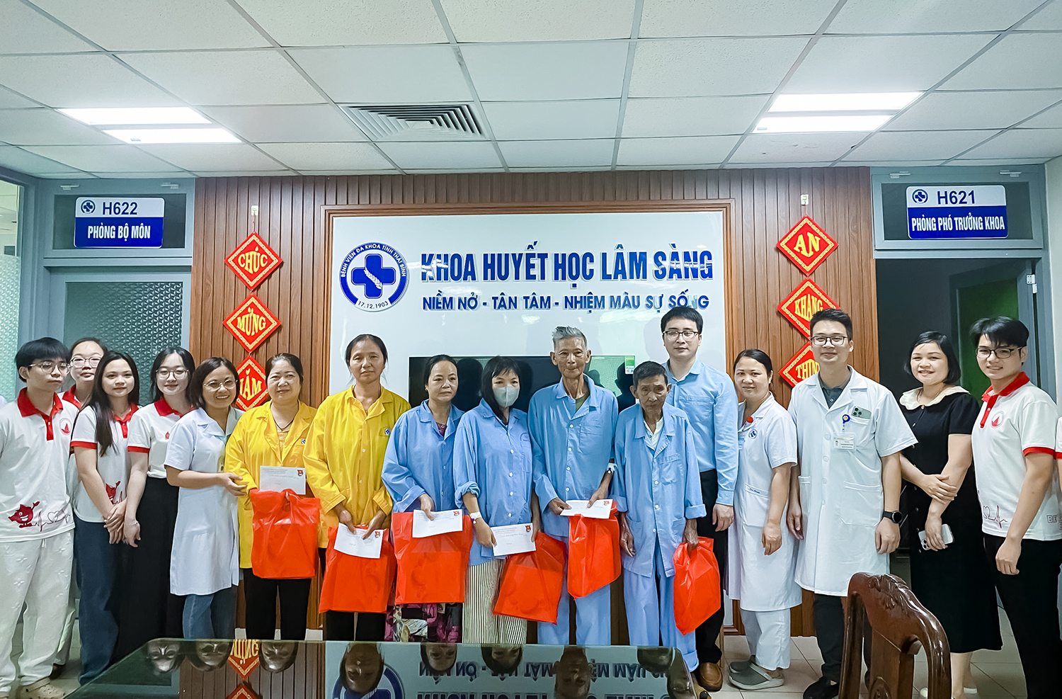 Đoàn Thanh niên - Hội Sinh viên thăm và tặng quà bệnh nhân tại khoa Huyết học lâm sàng, Bệnh viện Đa khoa Thái Bình