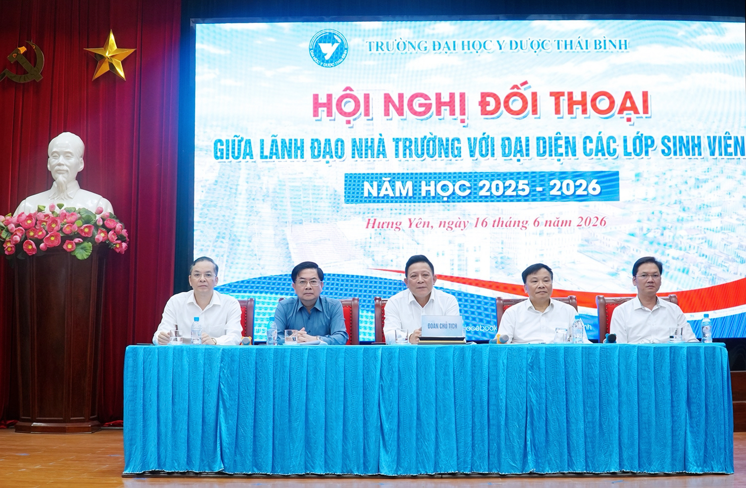 Đối thoại giữa lãnh đạo Nhà trường với sinh viên: Thực chất và hiệu quả