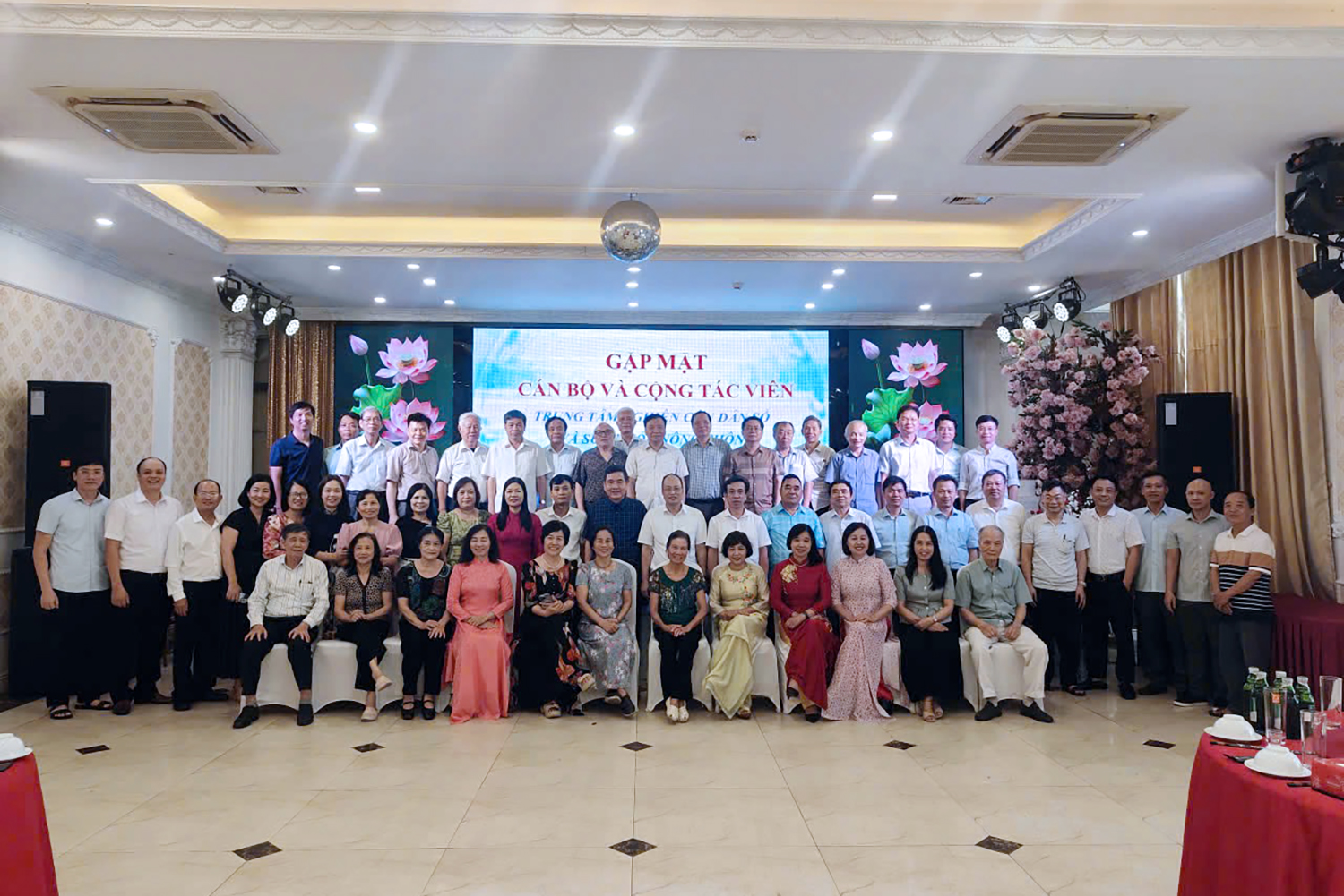 Gặp mặt cán bộ và cộng tác viên Trung tâm Nghiên cứu dân số và Sức khỏe nông thôn