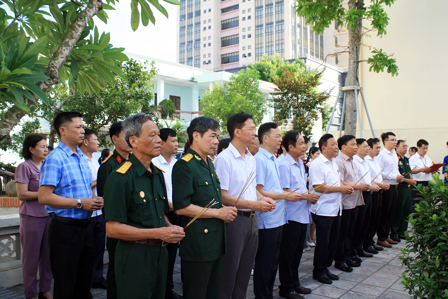 Đời đời ghi nhớ công ơn các Anh hùng Liệt sĩ!