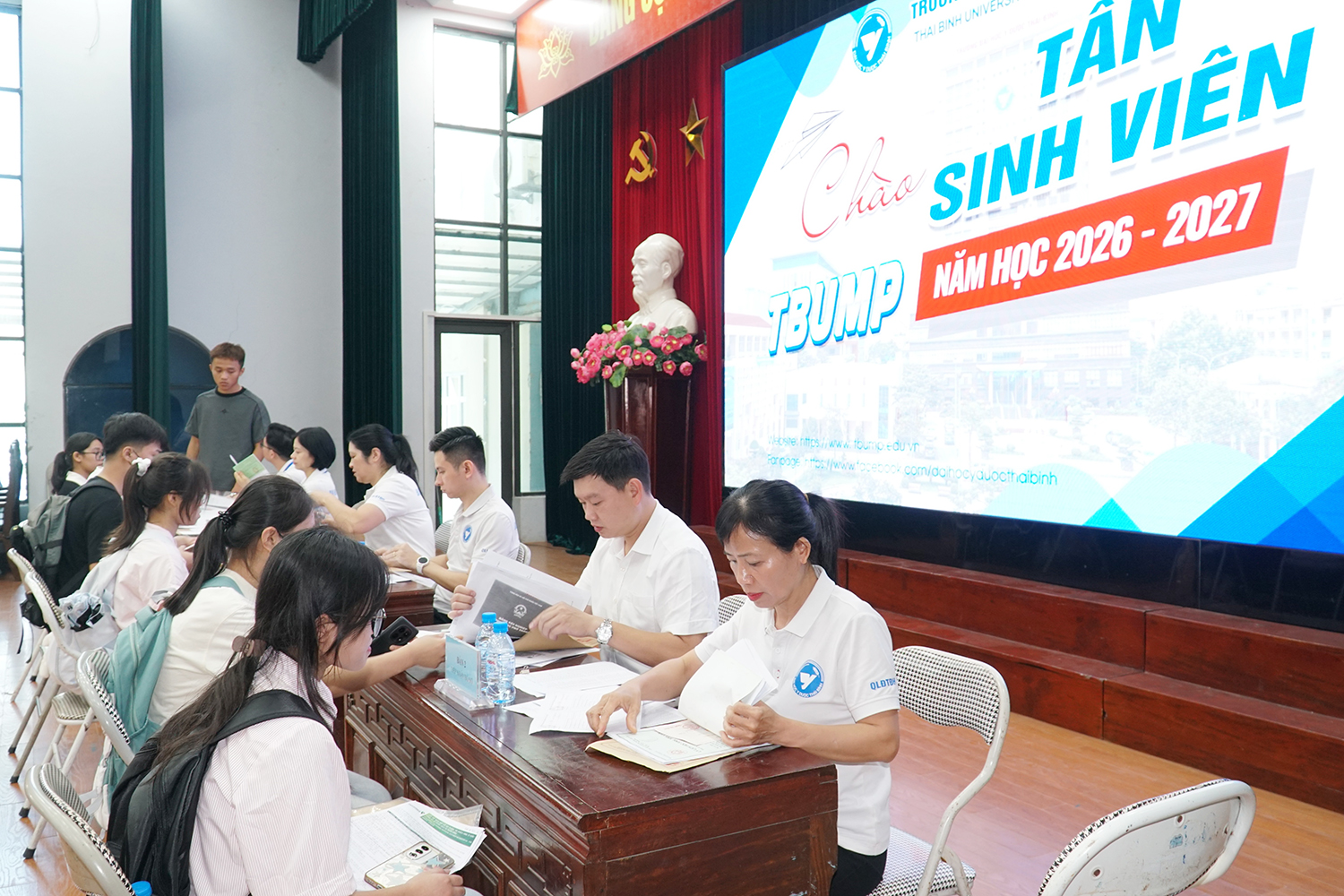 Ngày thứ 2 TBUMP rộn ràng đón tân sinh viên nhập học