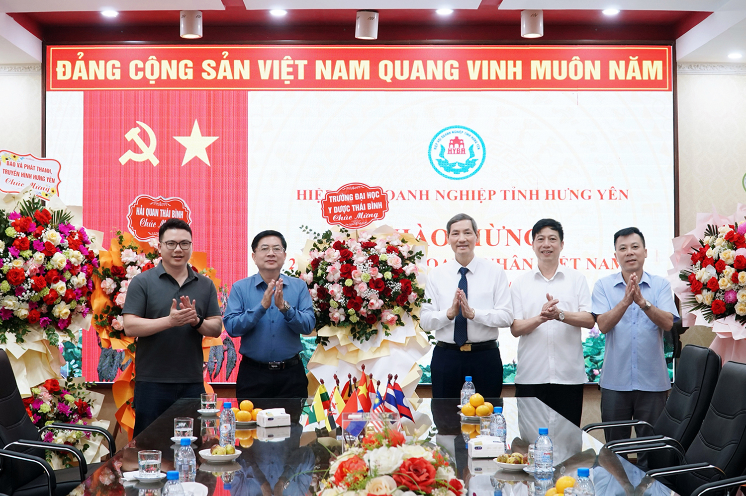 Lãnh đạo Trường Đại học Y Dược Thái Bình chúc mừng Ngày Doanh nhân Việt Nam